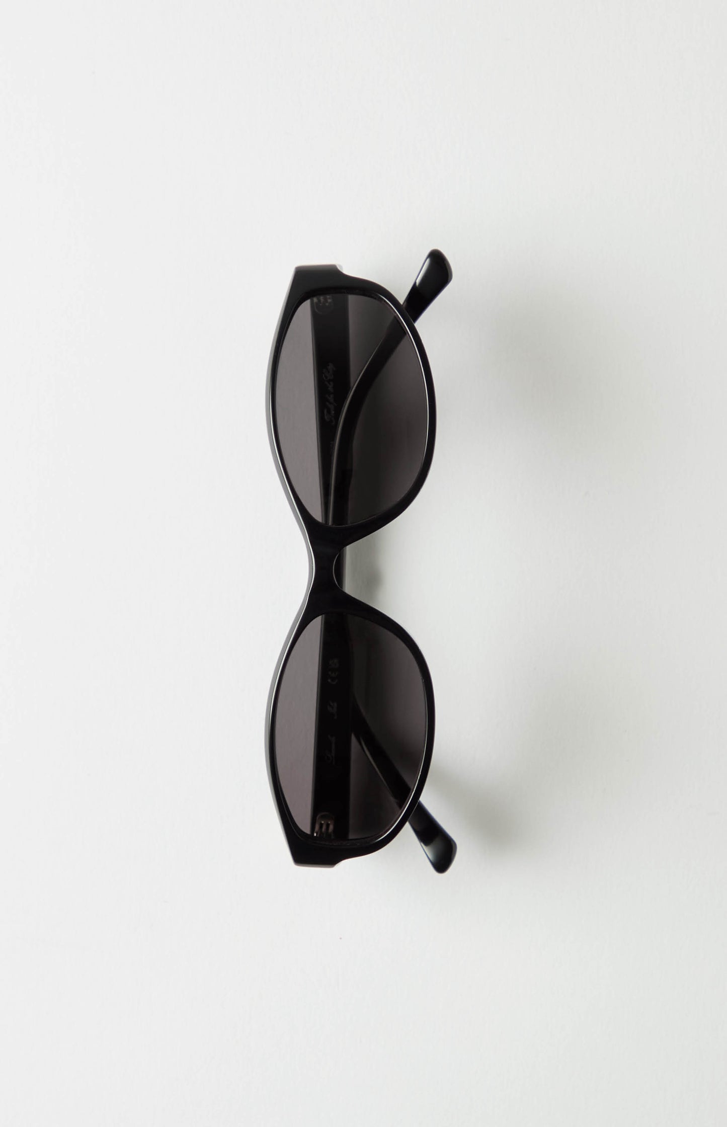 Isla | Black & Black