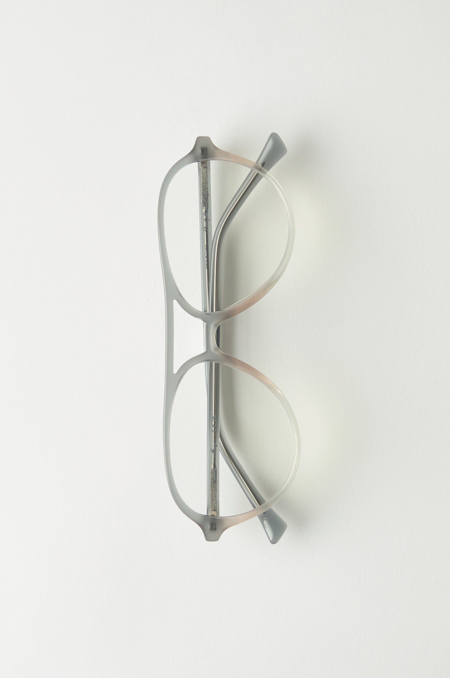 Maxy | Oyster & Clear
